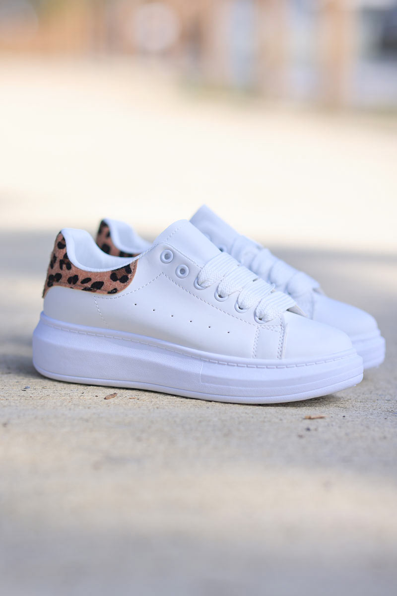 White sneakers with flatform sole and leopard heel