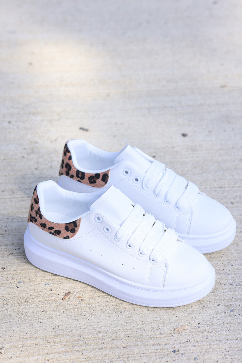 White sneakers with flatform sole and leopard heel