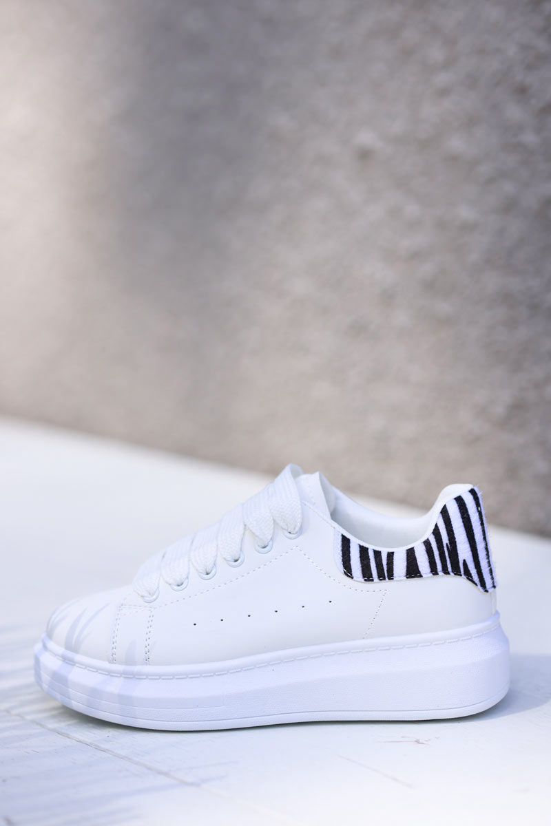 White sneakers with flatform sole and zebra heel