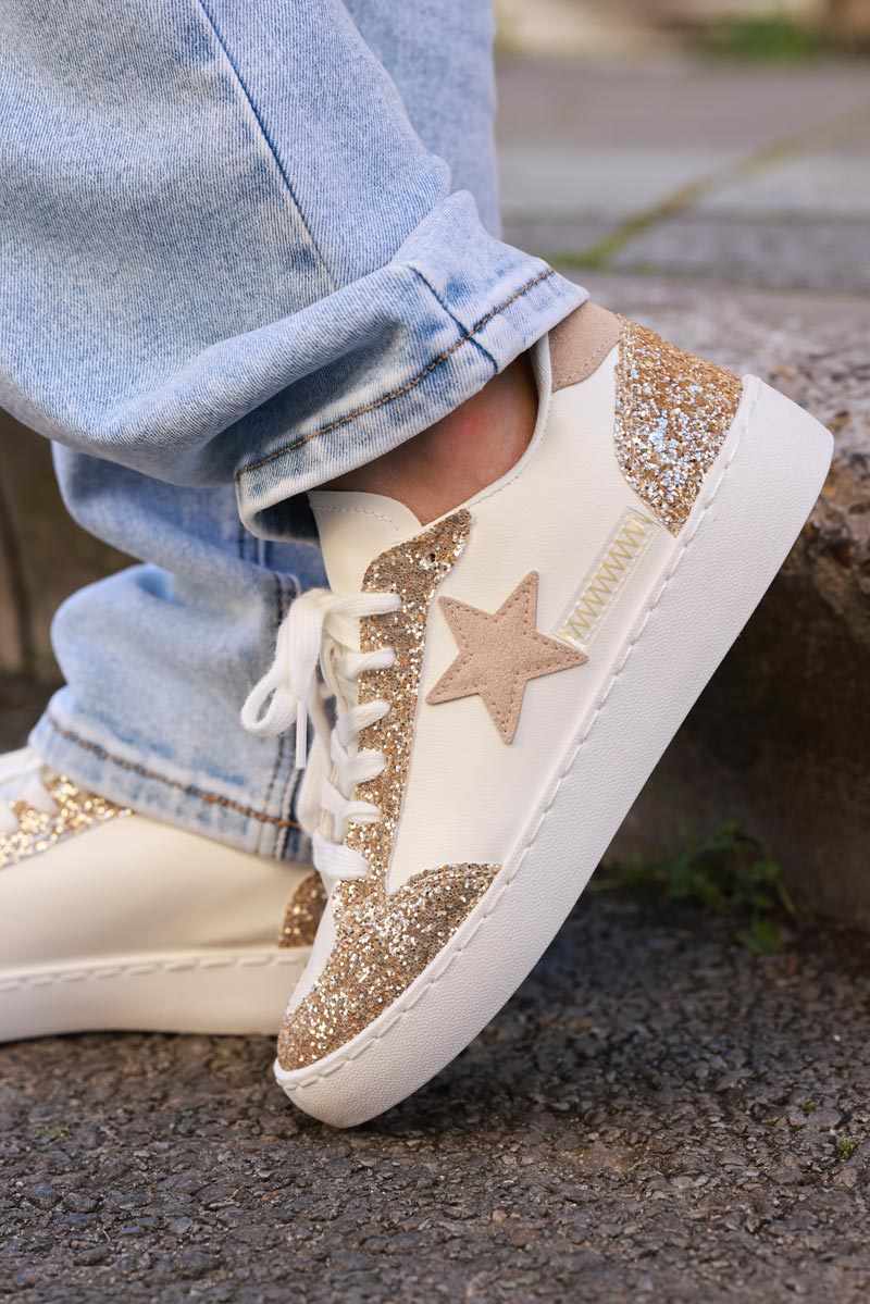 Tenis blancos con detalles de brillo dorado y estrella de ante beige