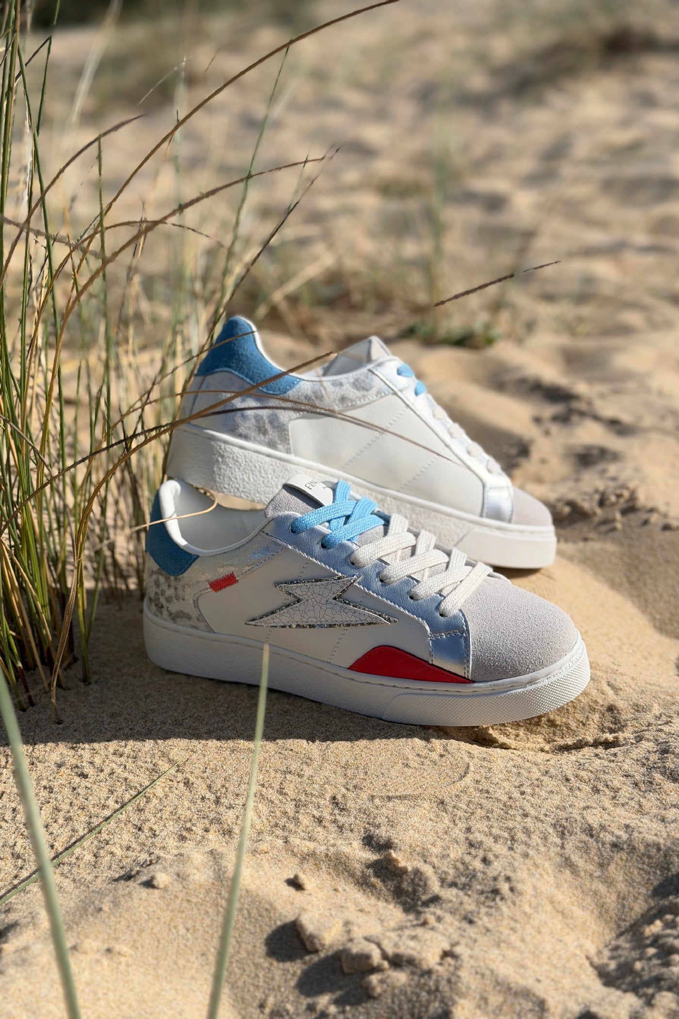 Tennis blanches en simili éclair effet usé avec détails bleu, rouge et léopard argent