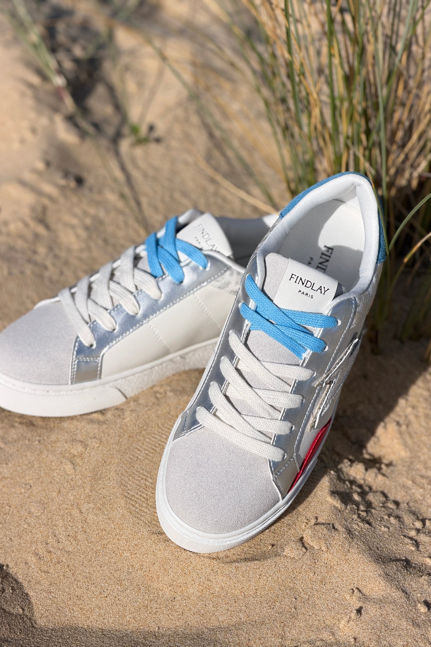 Tennis blanches en simili éclair effet usé avec détails bleu, rouge et léopard argent