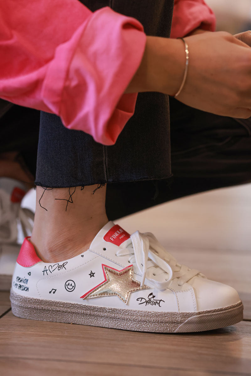 Tenis blancos con estrella dorada, detalles fucsia y graffitis