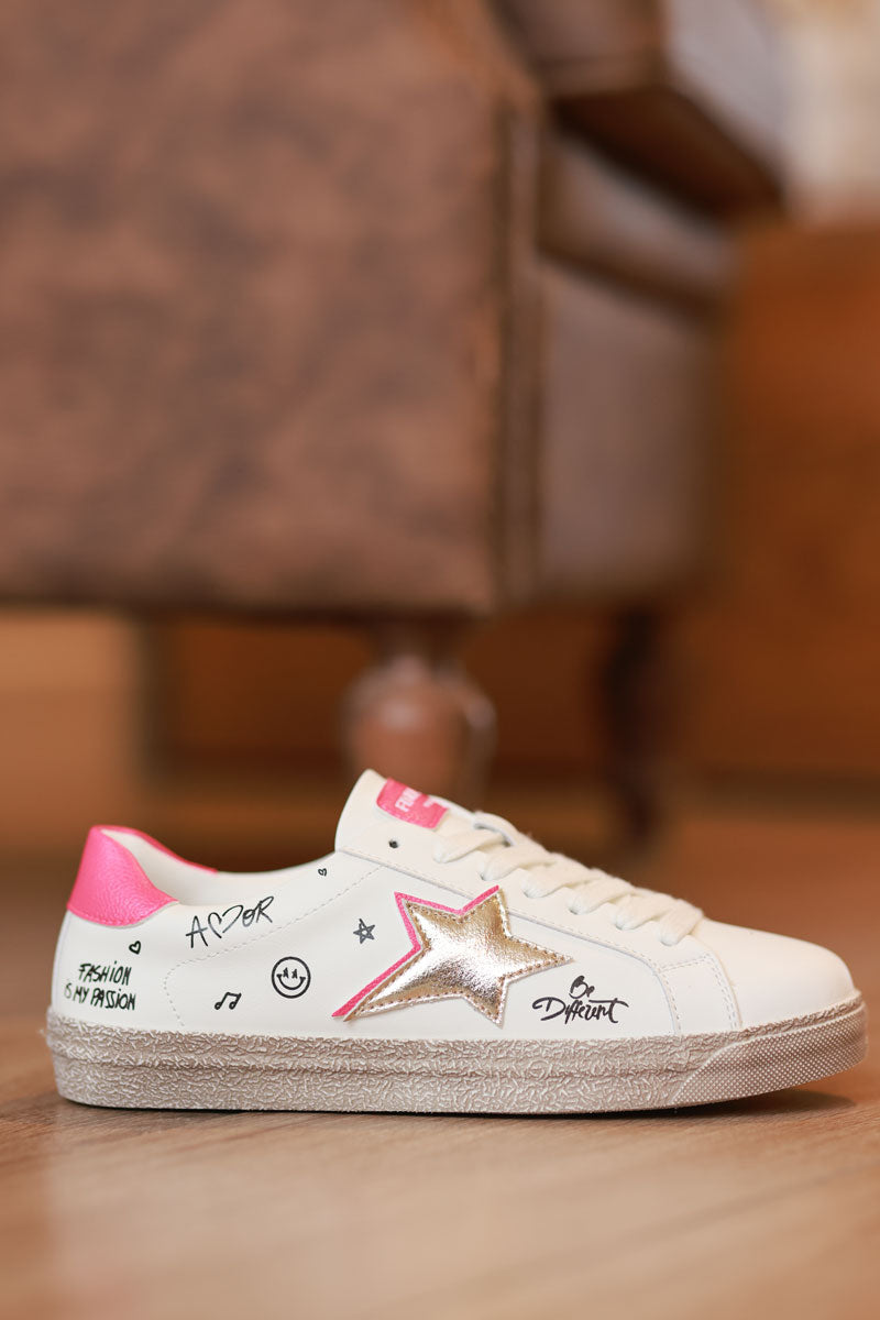 Tenis blancos con estrella dorada, detalles fucsia y graffitis