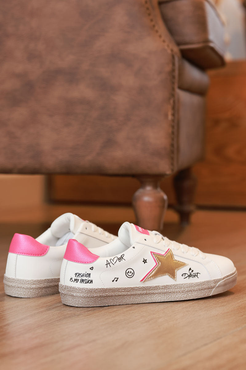 Tenis blancos con estrella dorada, detalles fucsia y graffitis