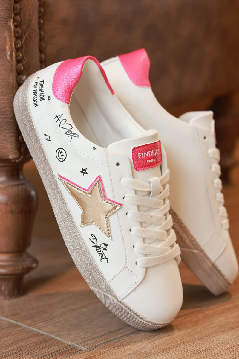 Tenis blancos con estrella dorada, detalles fucsia y graffitis