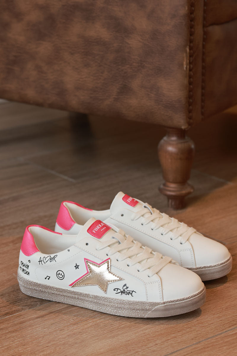 Tenis blancos con estrella dorada, detalles fucsia y graffitis