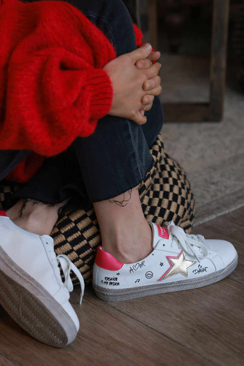 Tenis blancos con estrella dorada, detalles fucsia y graffitis