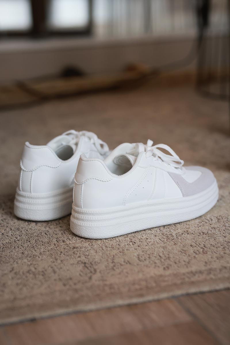 Tenis de plataforma blancos con insertos de ante gris y rayas blancas