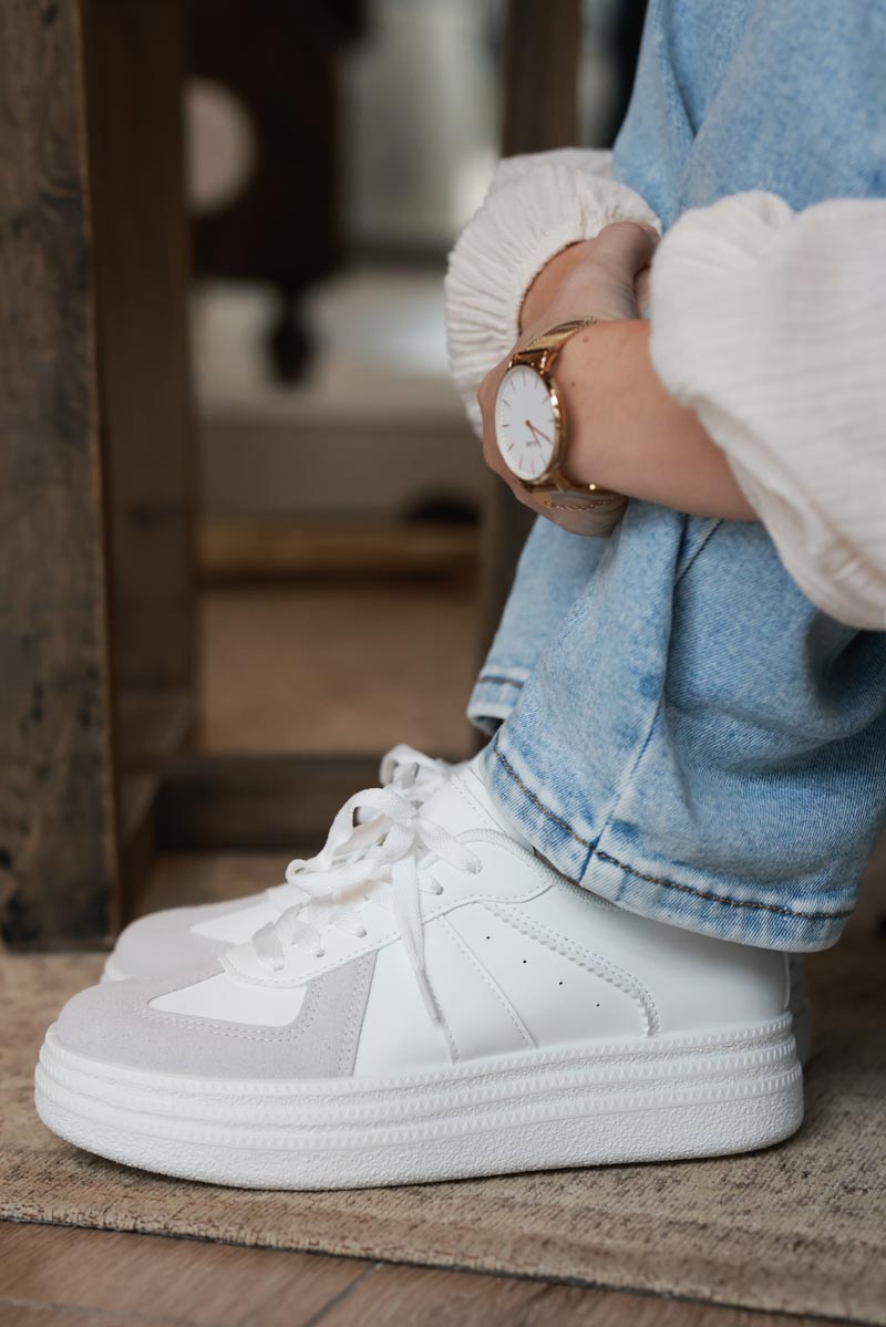 Tenis de plataforma blancos con insertos de ante gris y rayas blancas