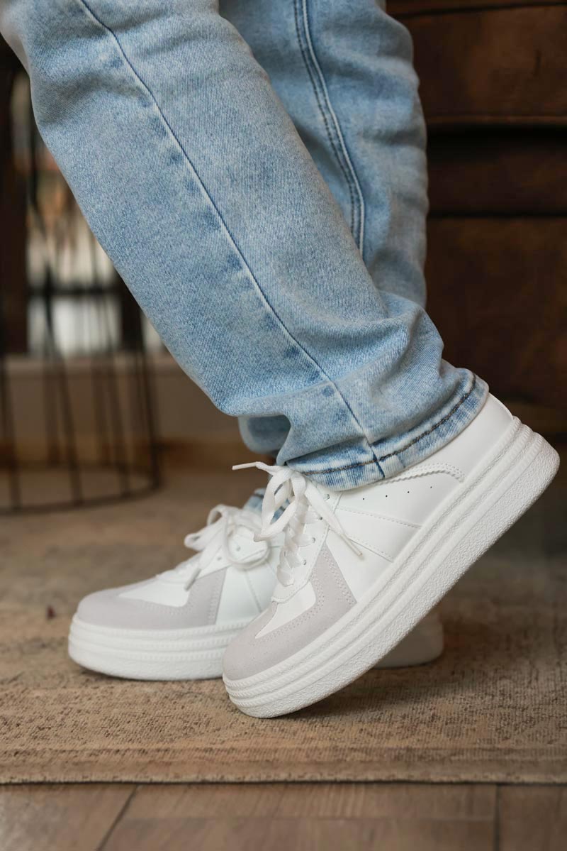 Tenis de plataforma blancos con insertos de ante gris y rayas blancas