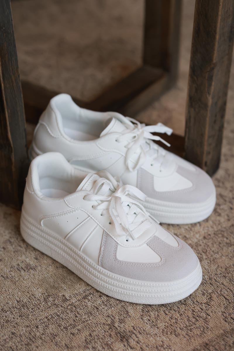 Tenis de plataforma blancos con insertos de ante gris y rayas blancas