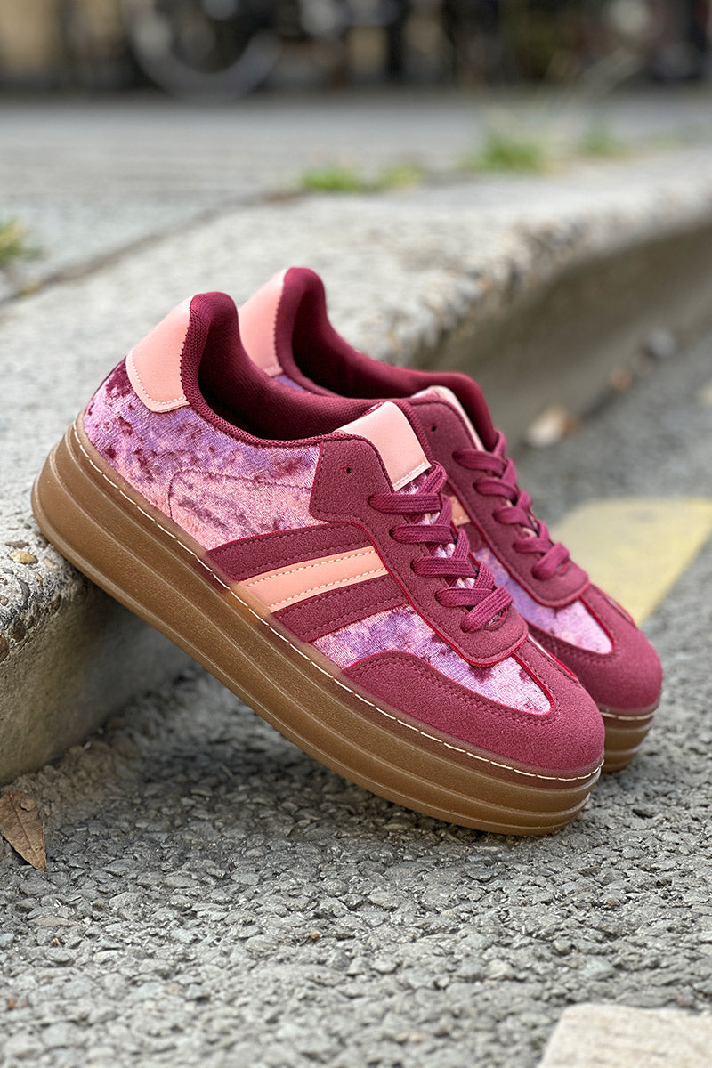 Tennis en velours rose aubergine avec rayures et à plateforme