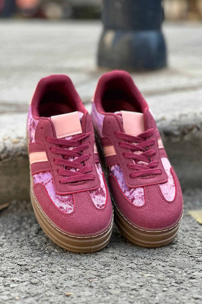 Tennis en velours rose aubergine avec rayures et à plateforme