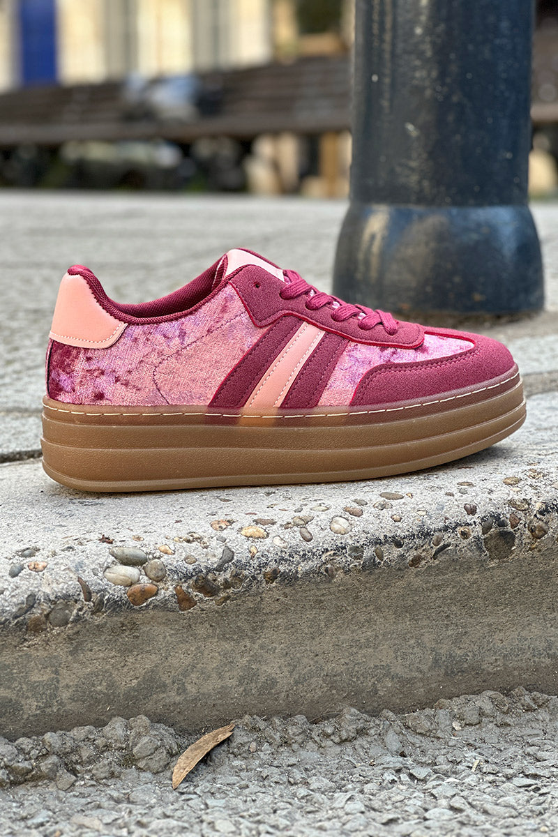 Tennis en velours rose aubergine avec rayures et à plateforme