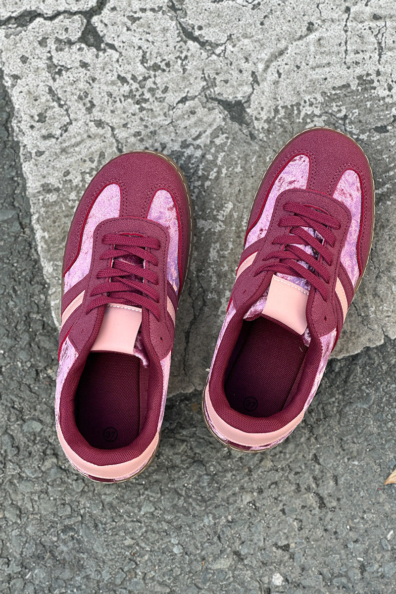Tennis en velours rose aubergine avec rayures et à plateforme