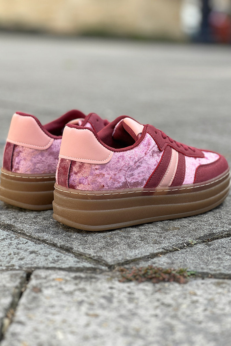 Tennis en velours rose aubergine avec rayures et à plateforme