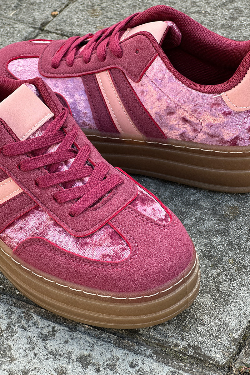 Tennis en velours rose aubergine avec rayures et à plateforme