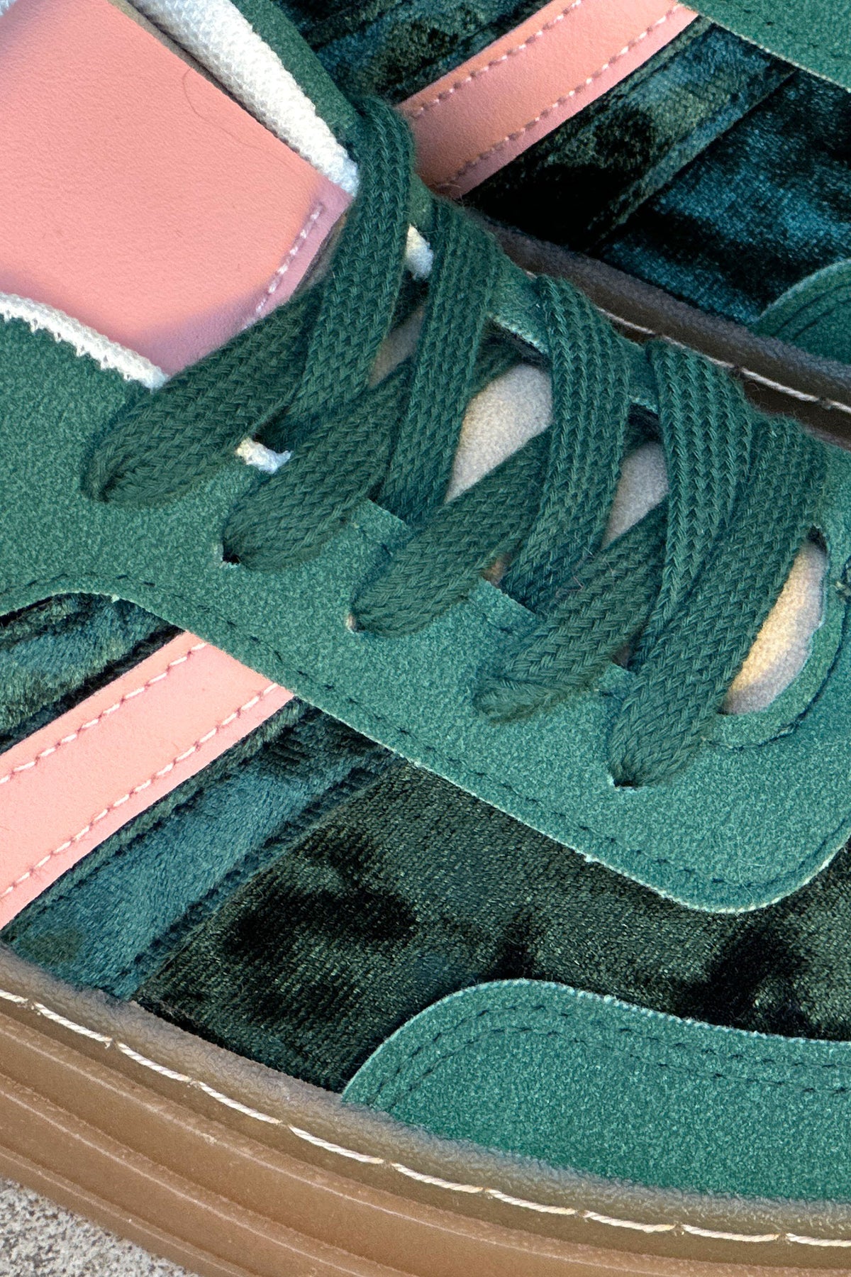 Zapatillas de tenis de plataforma de terciopelo verde con rayas y tacón rosa.