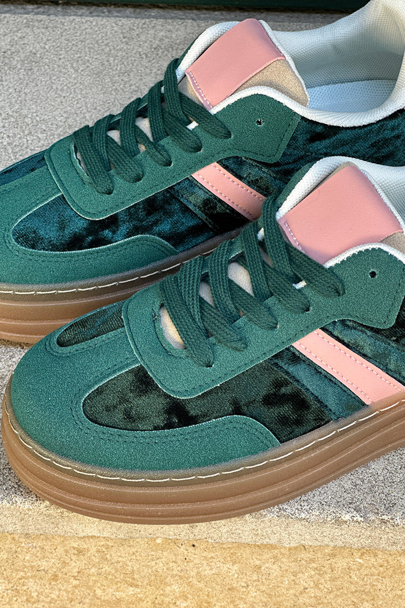 Tennis en velours vert à plateforme rayure et talon rose