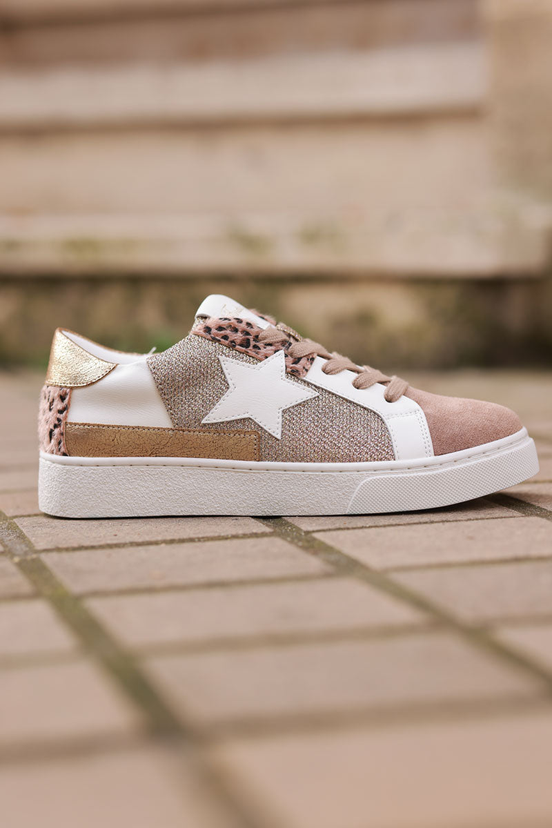 Tenis color topo con inserciones de leopardo y estrella blanca de lurex dorado