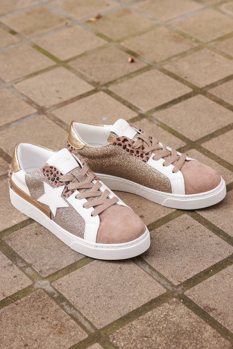 Tenis color topo con inserciones de leopardo y estrella blanca de lurex dorado