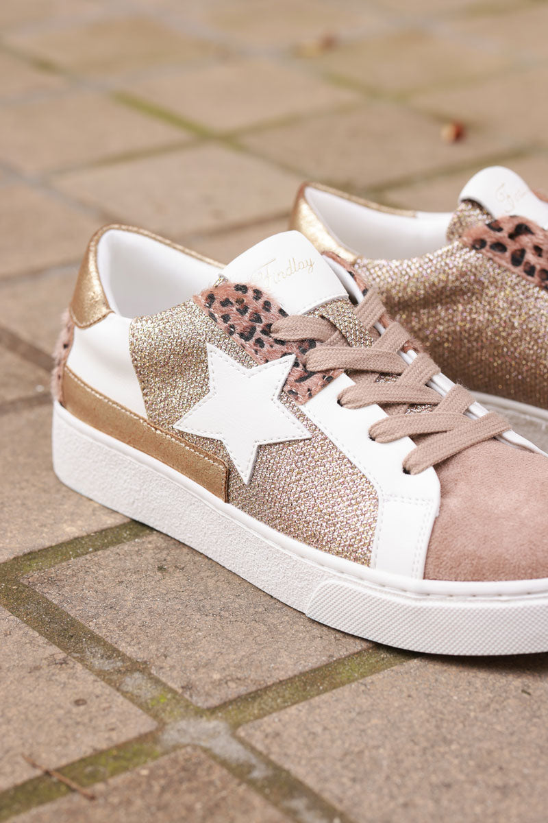 Tenis color topo con inserciones de leopardo y estrella blanca de lurex dorado