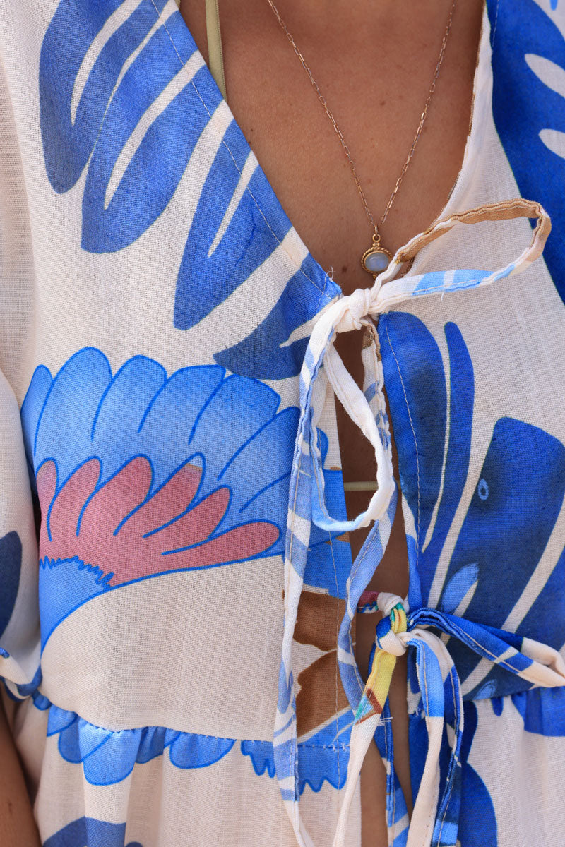 Top anudado crudo con estampado de palmeras y loros en color azul acuarela