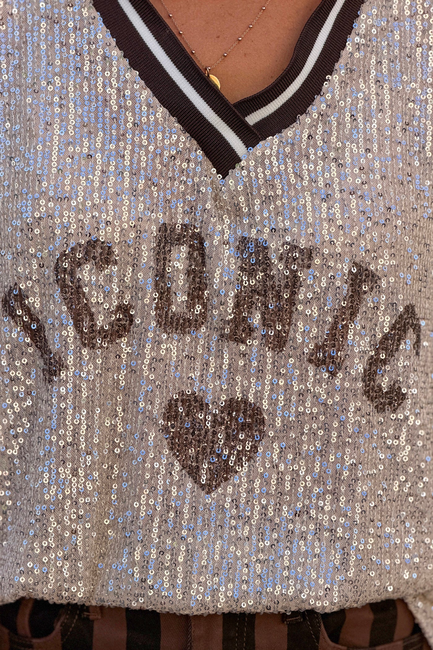 Top à sequins beige doré inscription Iconic cœur et col v sport marron