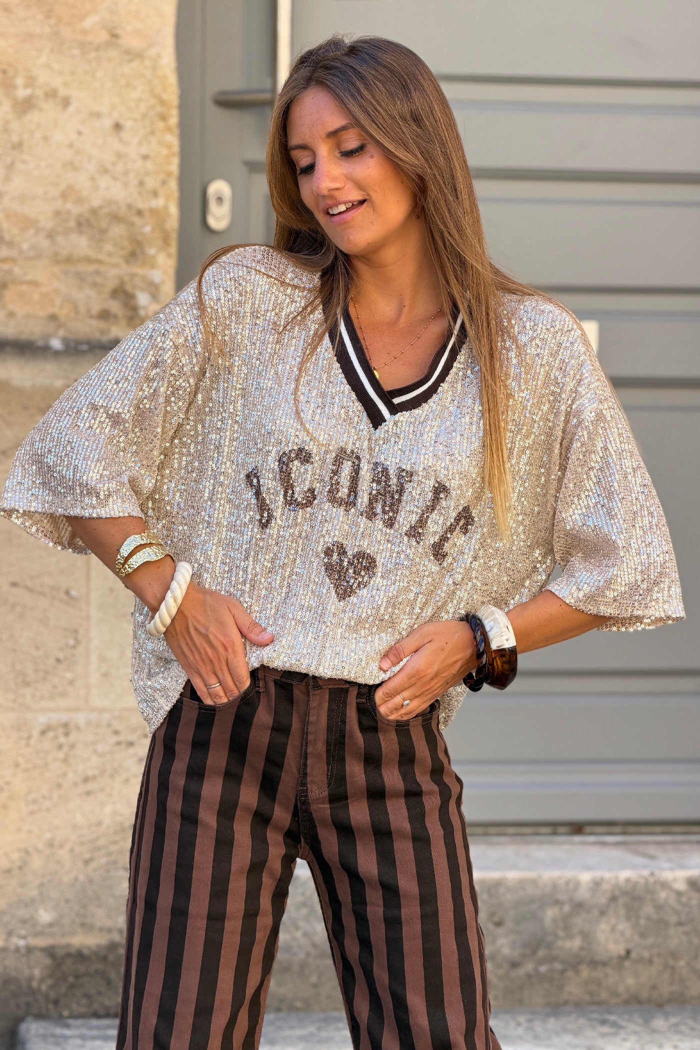 Top à sequins beige doré inscription Iconic cœur et col v sport marron