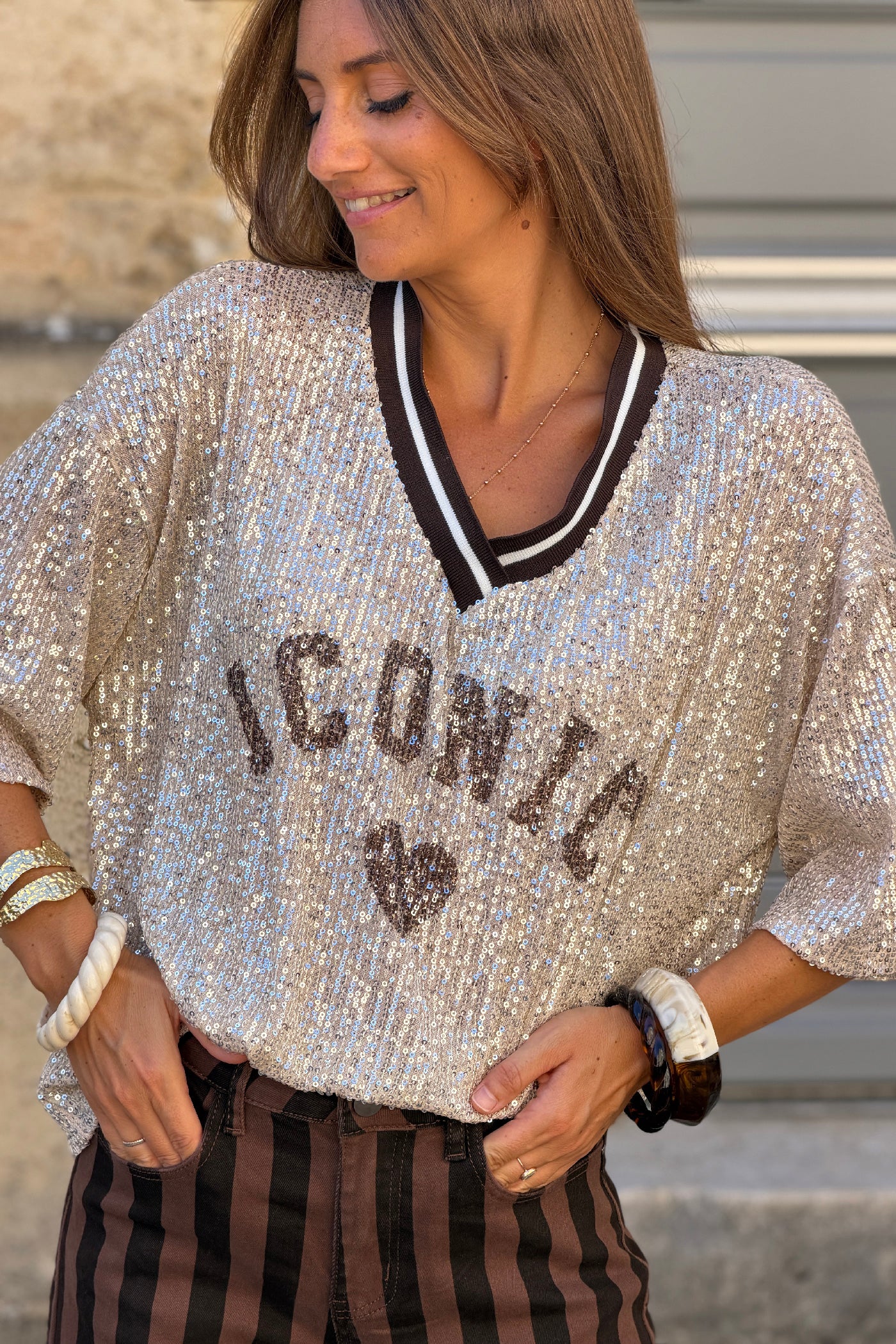 Top à sequins beige doré inscription Iconic cœur et col v sport marron