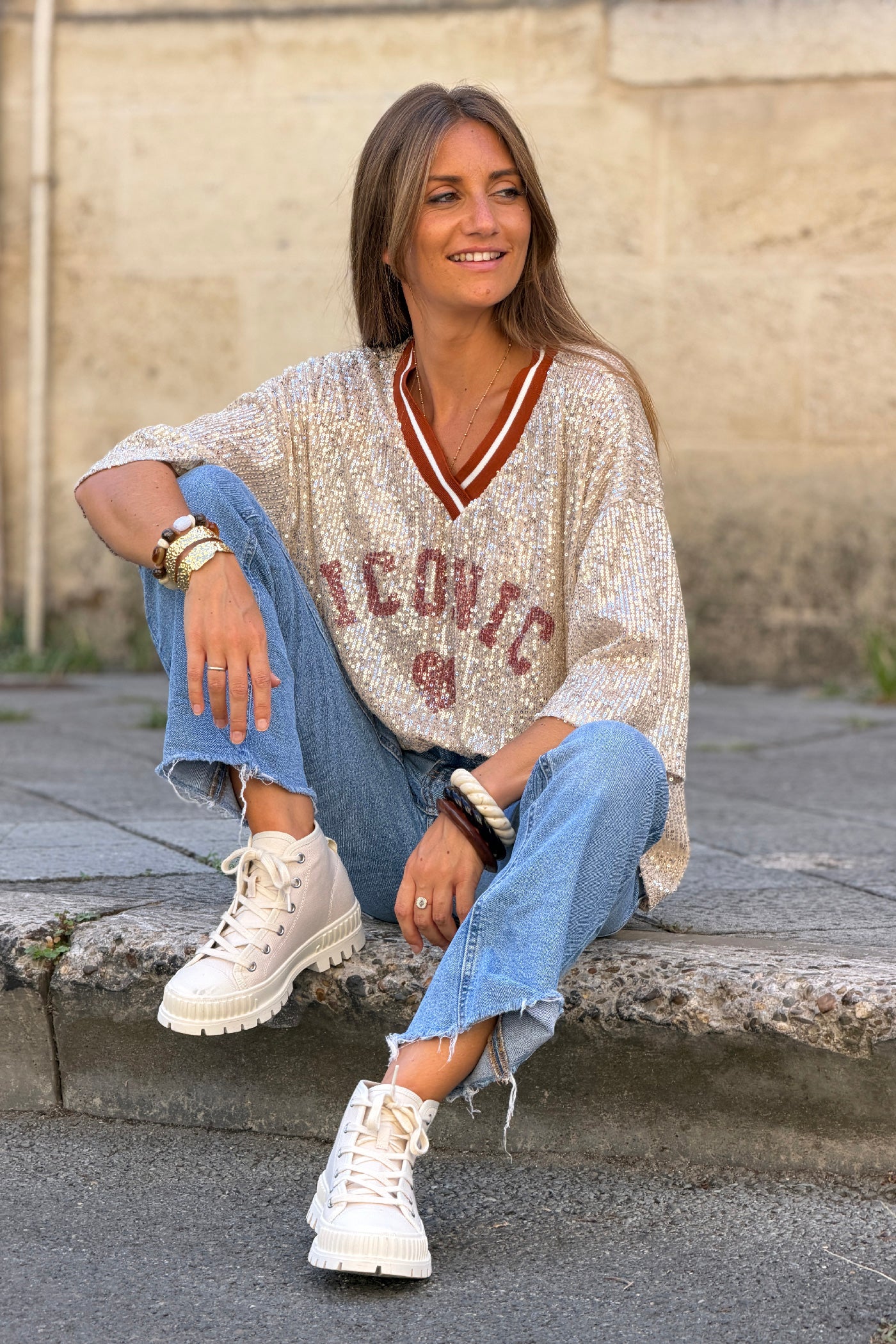 Top à sequins beige doré inscription Iconic cœur et col v sport terracotta