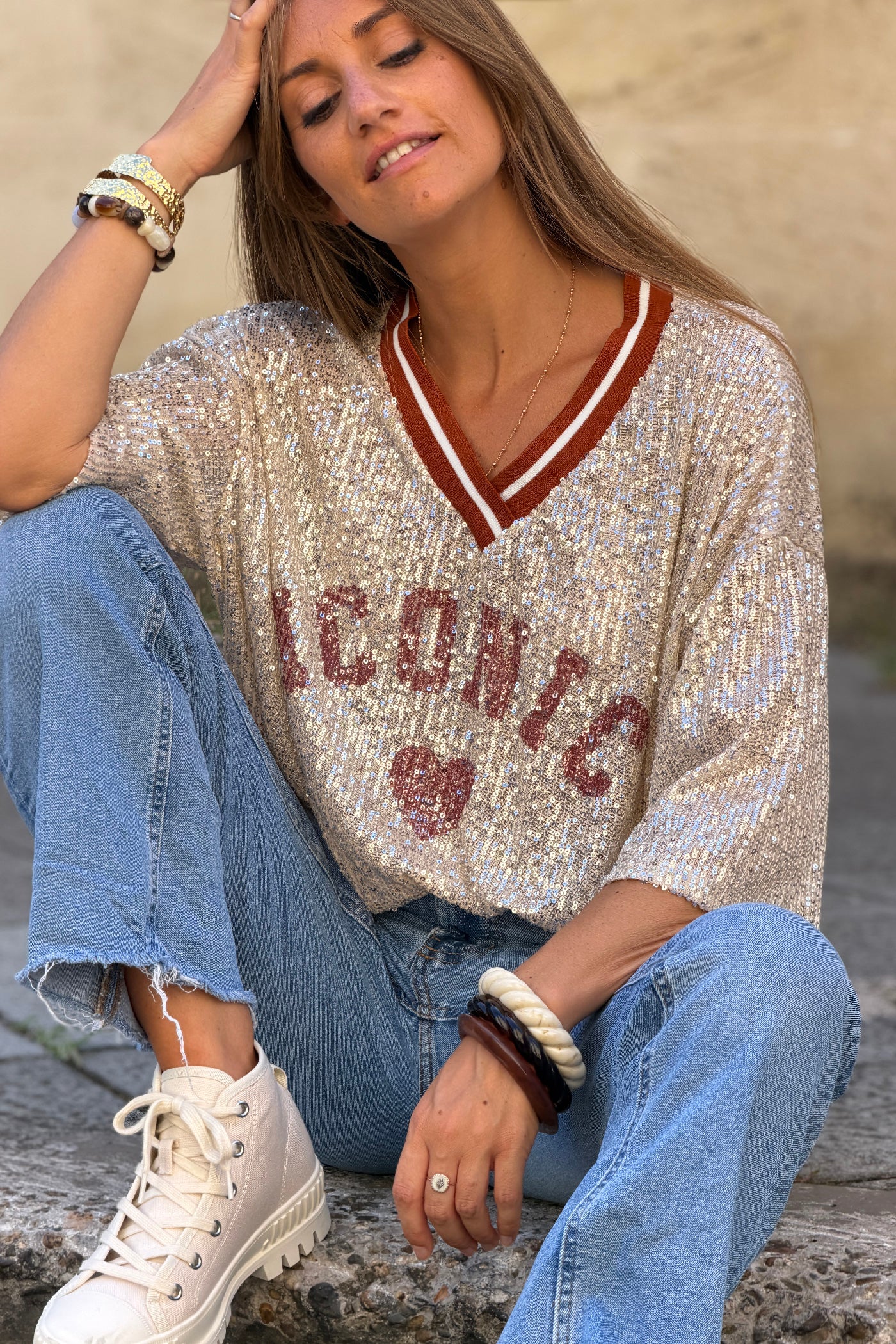 Top à sequins beige doré inscription Iconic cœur et col v sport terracotta