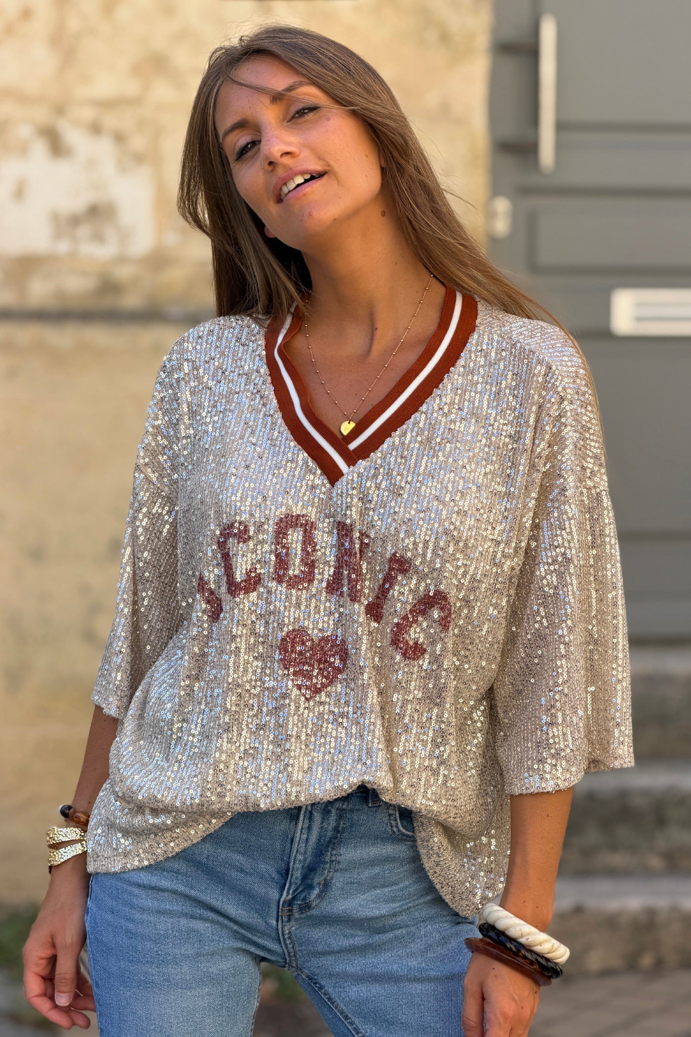 Top à sequins beige doré inscription Iconic cœur et col v sport terracotta