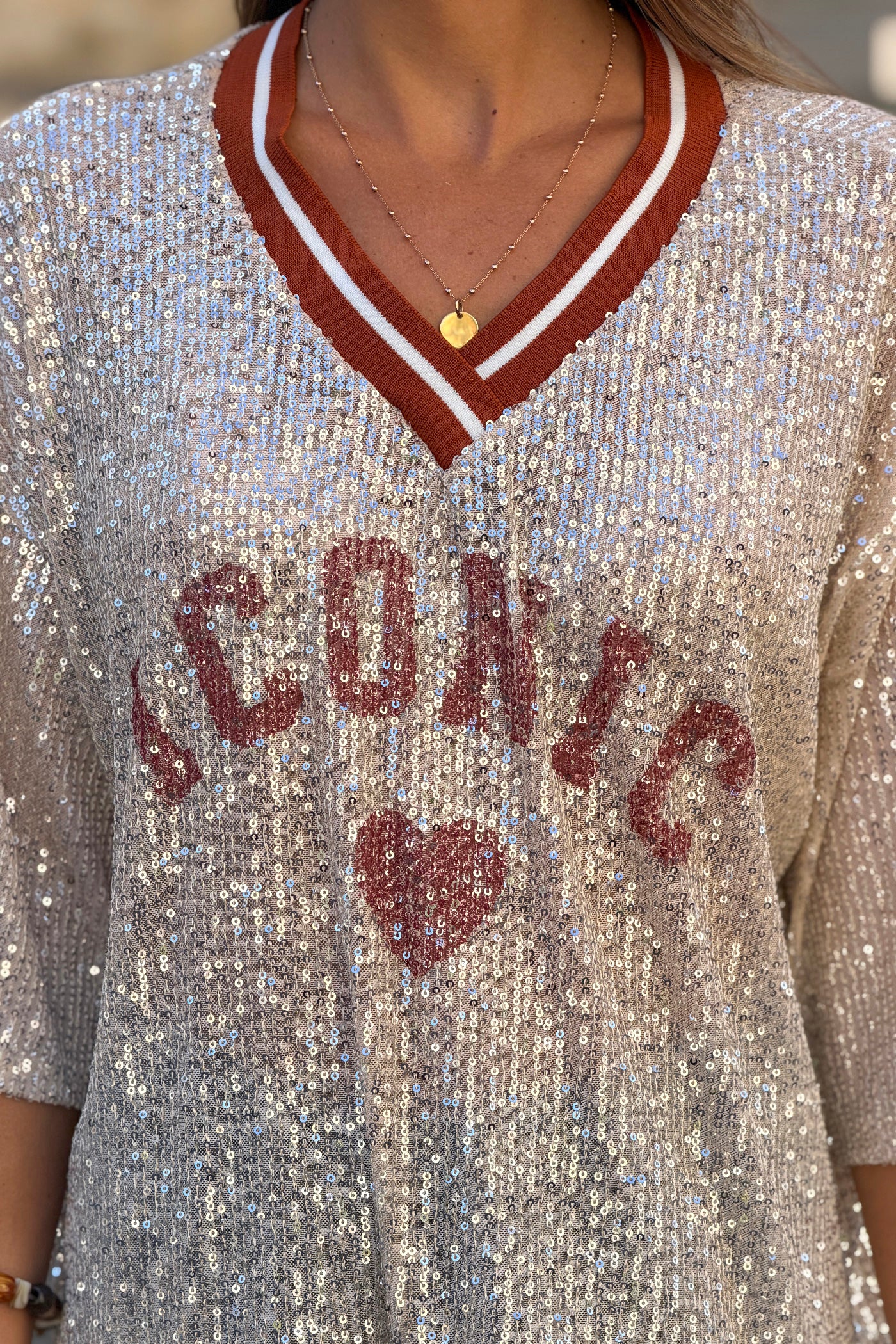 Top à sequins beige doré inscription Iconic cœur et col v sport terracotta