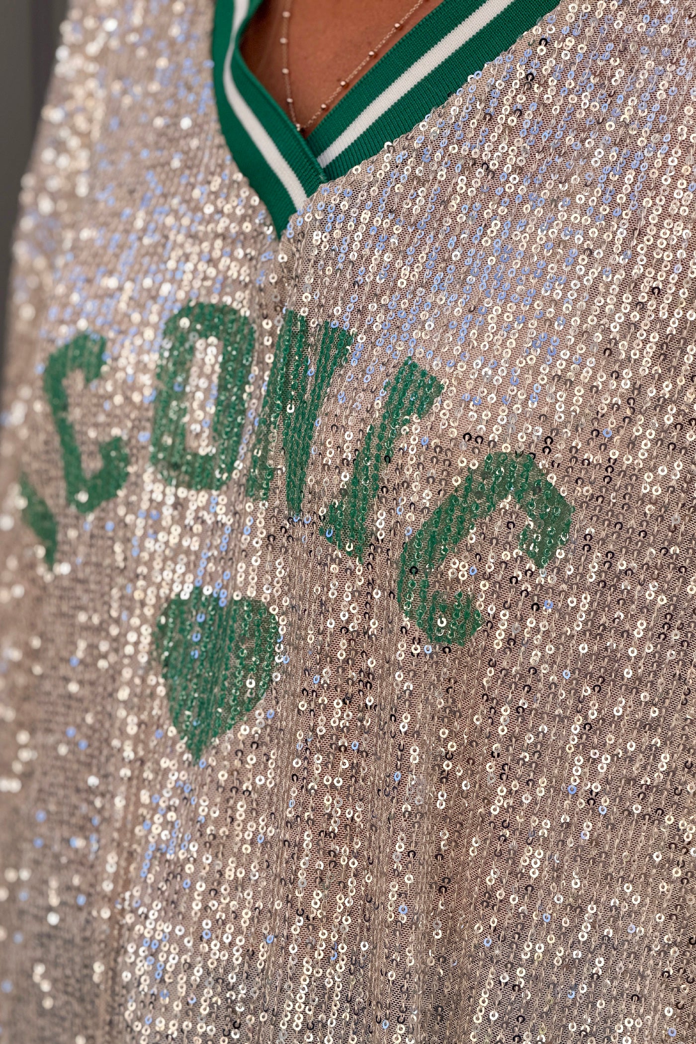 Top à sequins beige doré inscription Iconic coeur et col v sport vert