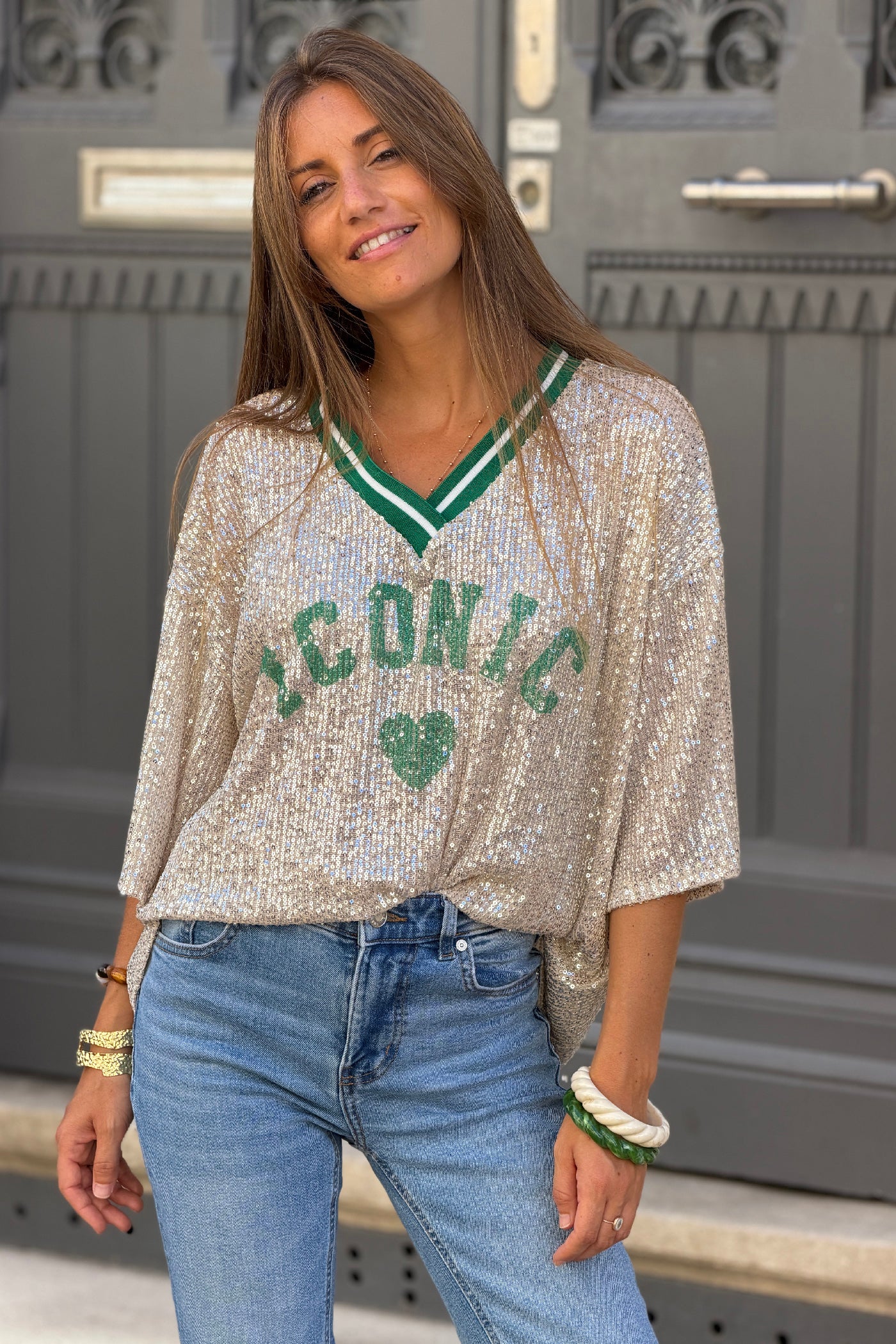 Top à sequins beige doré inscription Iconic coeur et col v sport vert