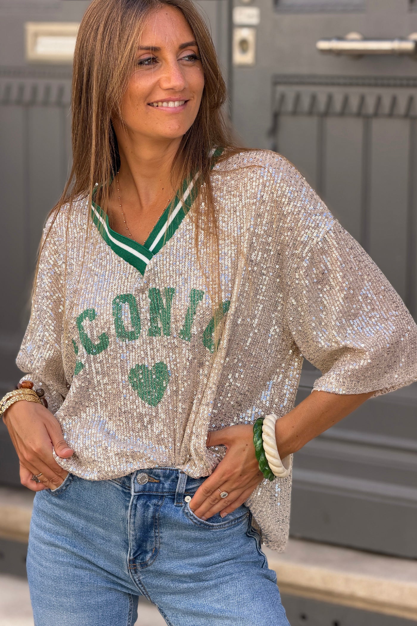 Top à sequins beige doré inscription Iconic coeur et col v sport vert
