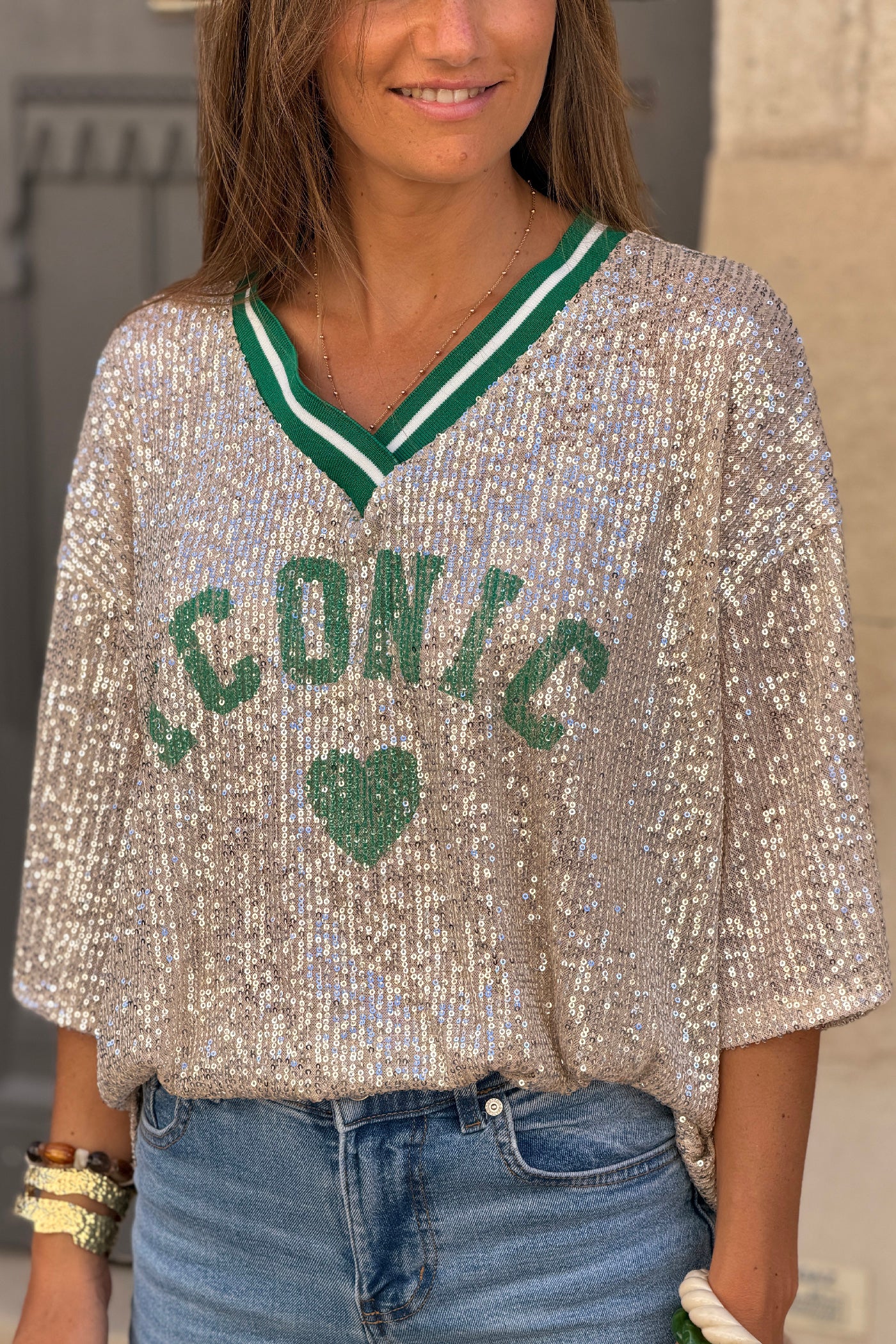 Top à sequins beige doré inscription Iconic coeur et col v sport vert
