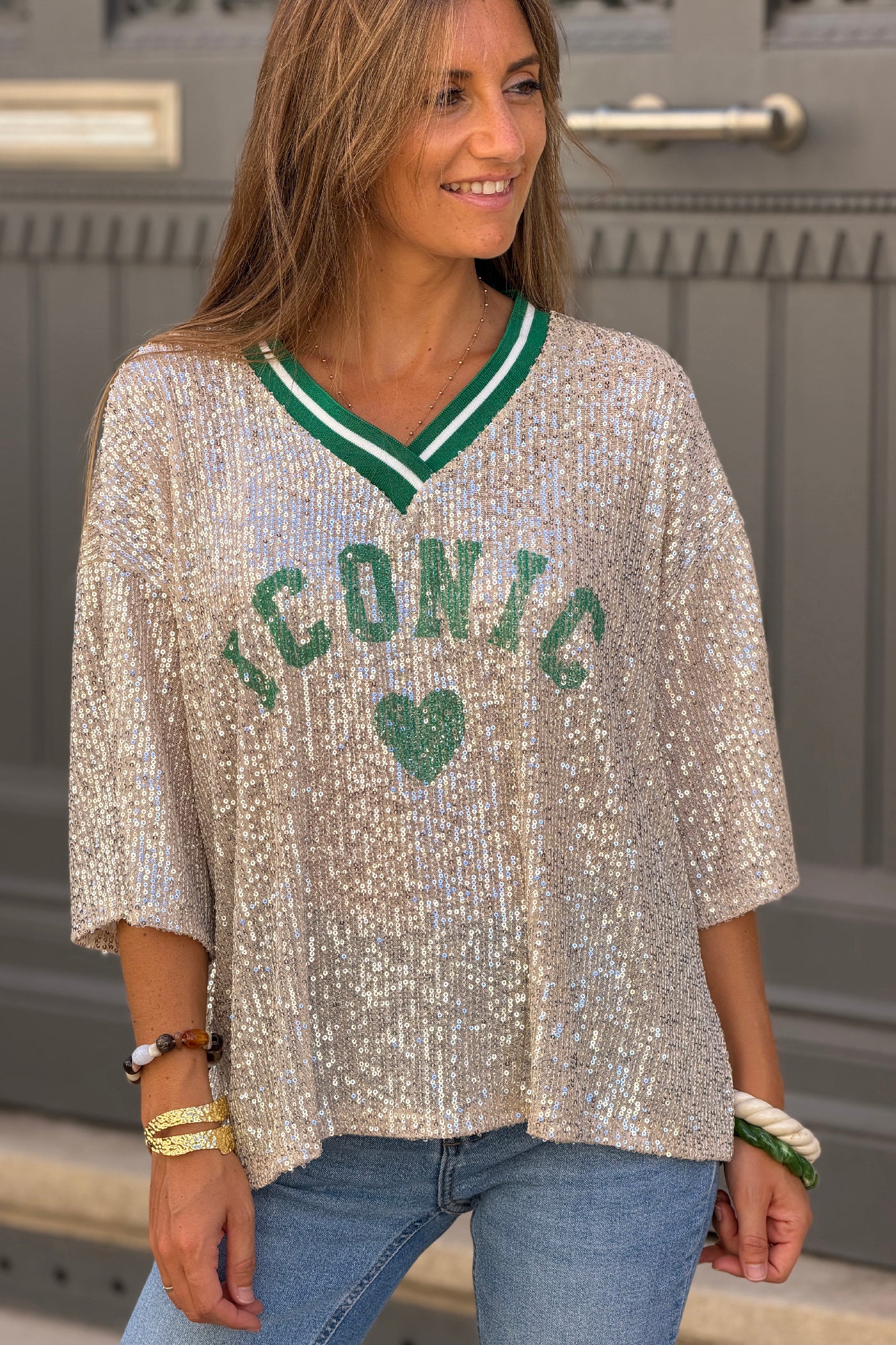 Top à sequins beige doré inscription Iconic coeur et col v sport vert