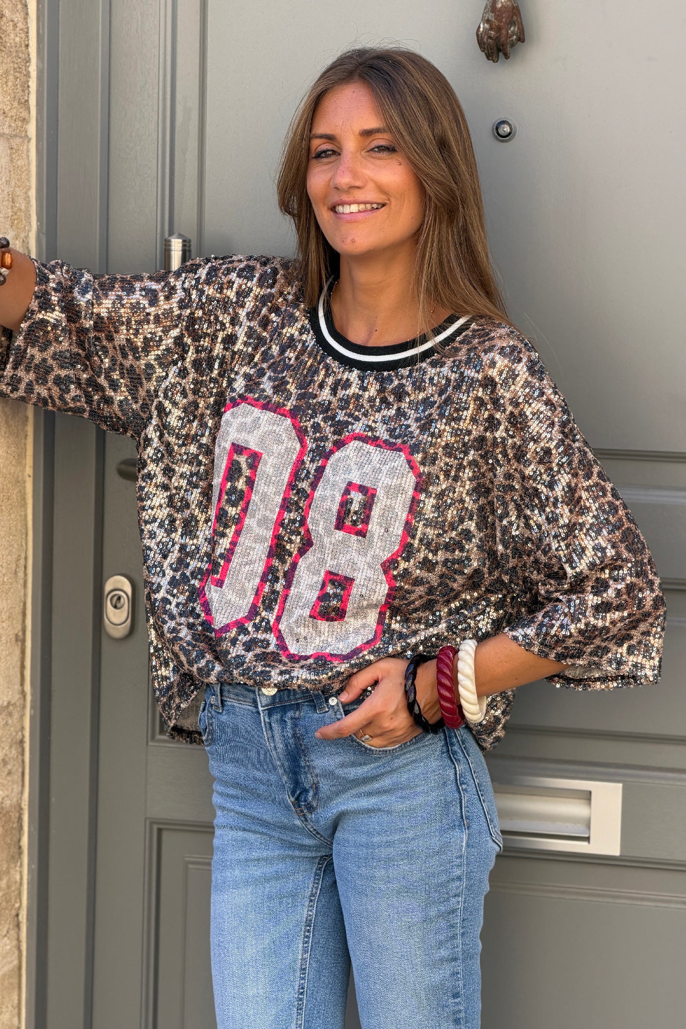 Top à sequins imprimé léopard et 08 rose fluo col rond