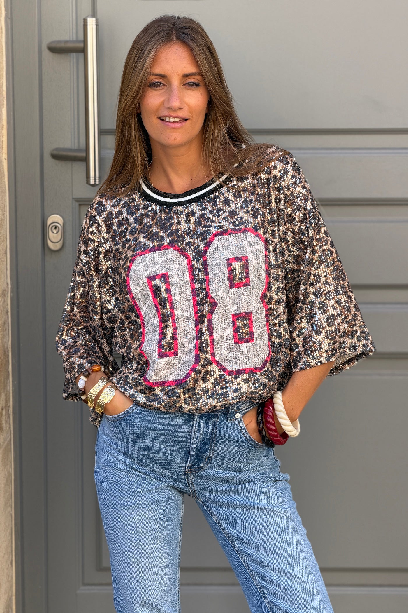 Top à sequins imprimé léopard et 08 rose fluo col rond