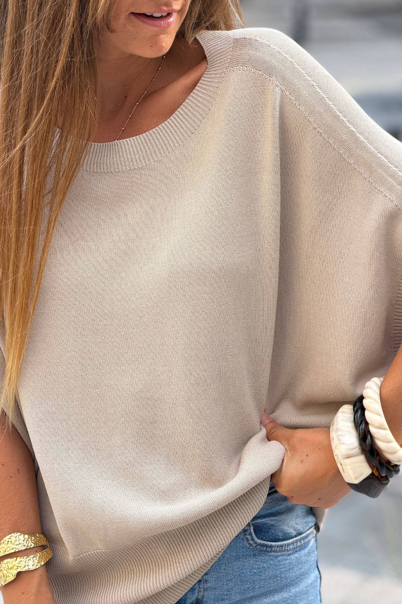 Top beige en maille stretch manches chauve souris col rond