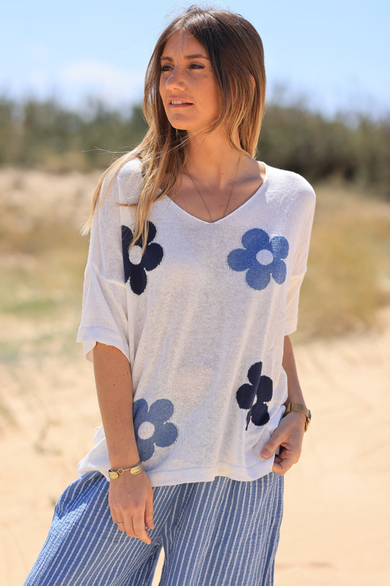 Short sleeve fine knit t-shirt with blue embroidered flower design