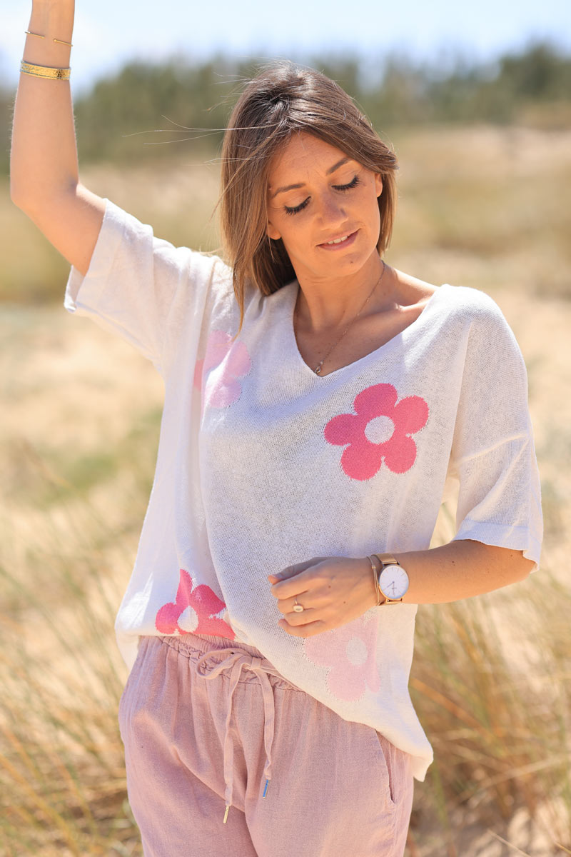 Short sleeve fine knit t-shirt with fuchsia embroidered flower design