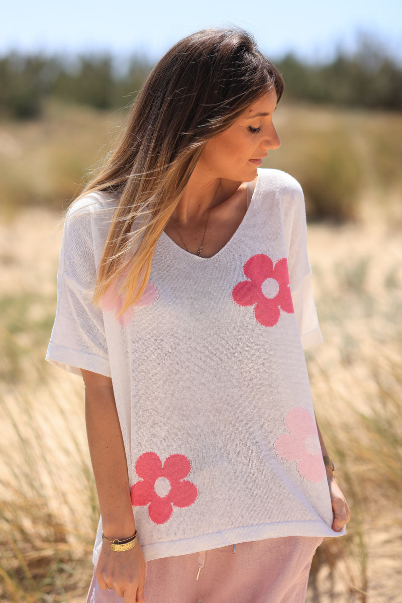 Short sleeve fine knit t-shirt with fuchsia embroidered flower design