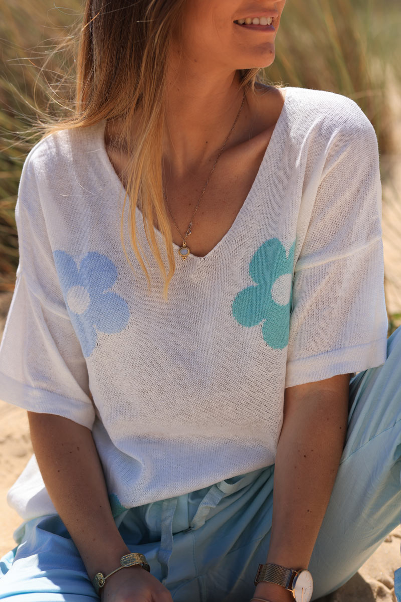 Short sleeve fine knit t-shirt with turquoise embroidered flower design