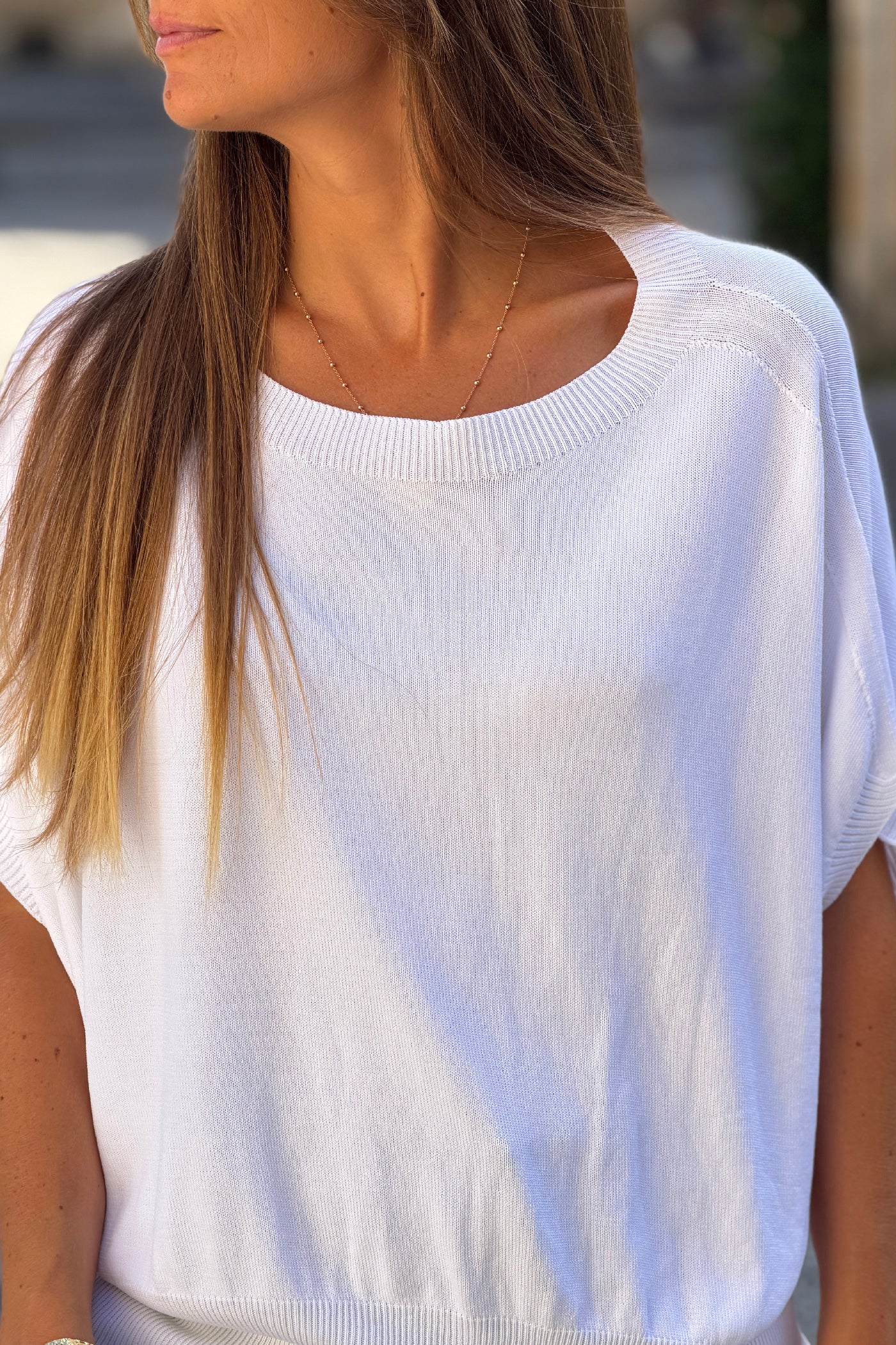 Top blanc en maille stretch manches chauve souris col rond