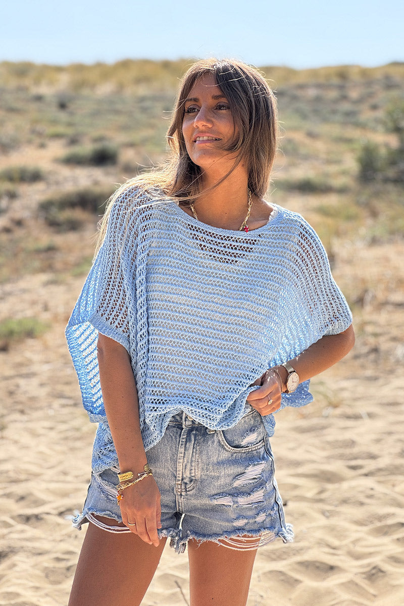 Top bleu ciel manches chauves souris et col rond en maille ajourée effet crochet