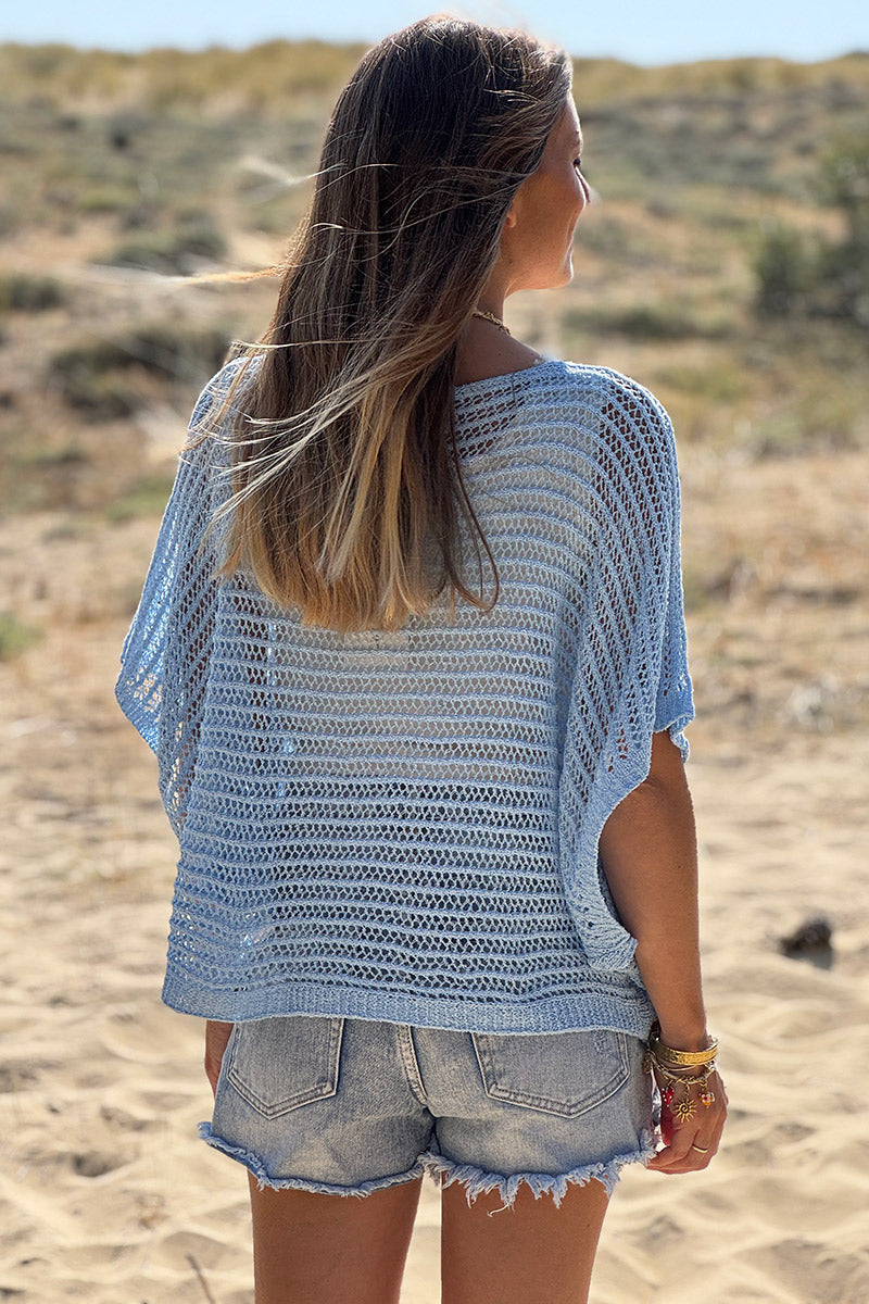 Top bleu ciel manches chauves souris et col rond en maille ajourée effet crochet